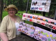 Anna Chalmovianska sa venuje tradičným textilným technikám - paličkovaná čipka a frivolitky